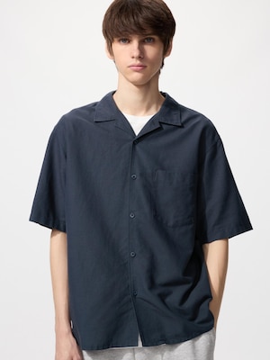 Mẫu nam mặc áo sơ mi cotton linen tay ngắn màu xanh navy